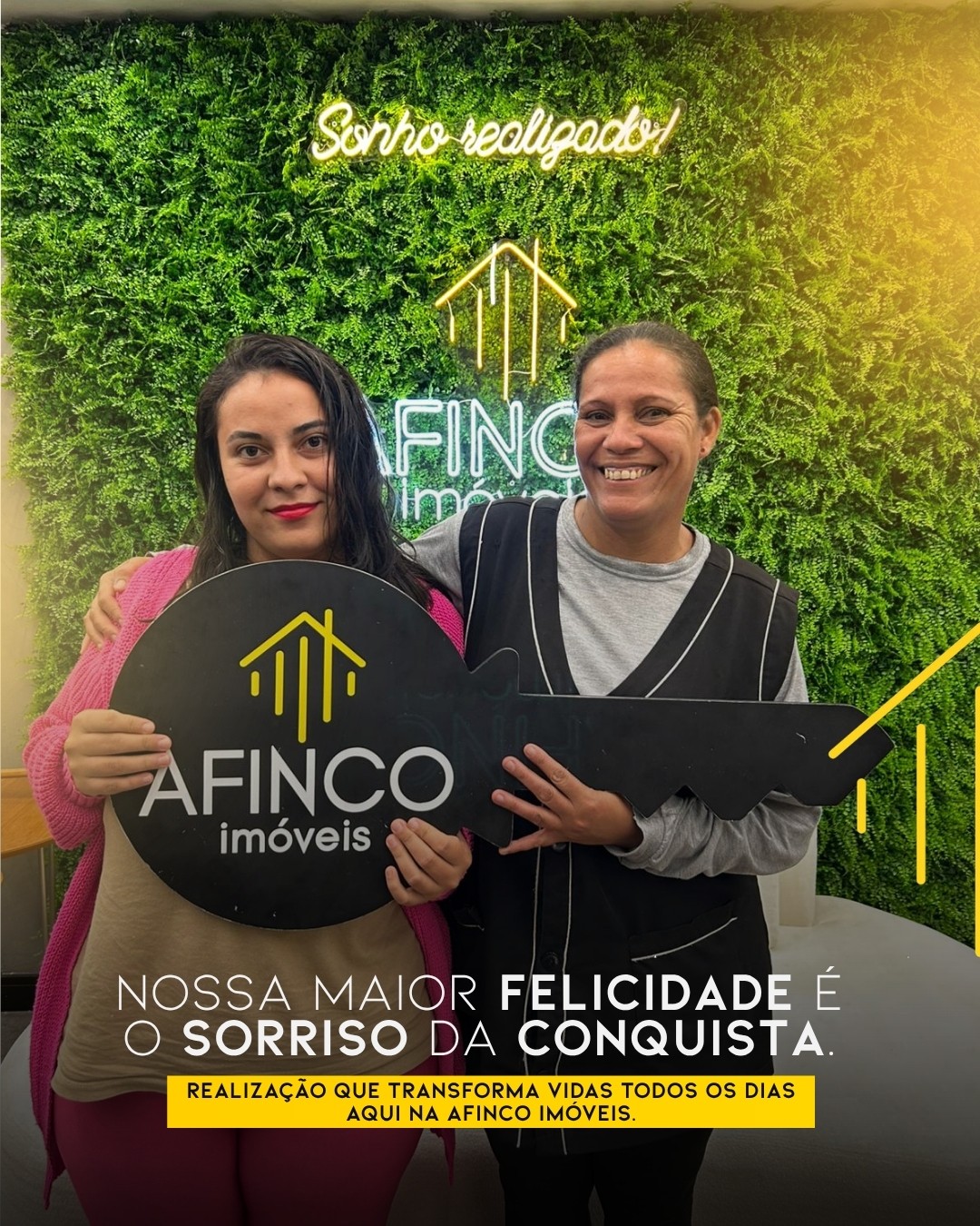 Família feliz com chaves do imóvel